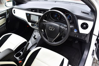 「ハイブリッド“Gパッケージ”」のインテリア。ダッシュボードの装飾パネルは合皮製で、内装色は黒と白のツートンとなっている。