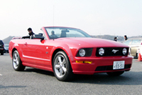 「フォード・マスタング V8 GT コンバーチブル プレミアム」