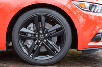 タイヤサイズはフロント、リアともに255/40ZR19。「ピレリPゼロ」が装着されていた。