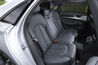 後席の様子。前席同様、上質なバルコナレザーで仕立てられている。