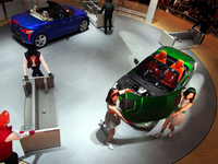 「ダイハツ・コペン」のパネル取り換えパフォーマンス。スタート前には「着せ替えショーが始まります！」というスタッフの呼び込みボイスが響いていた。