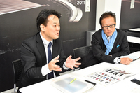 金森チーフエンジニア（写真右）と「ヴィッツ」担当の橋壁清史製品企画本部ZP主査（写真左）。
    