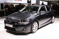 レクサススタンドの主役は発売間近の「CT200h」。