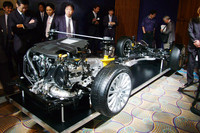 会場には、「シンメトリカルAWD」を説明するプラットフォームの展示も。