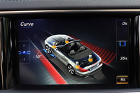 ダイナミックカーブ機能は、走行モード切り替え機構「ダイナミックセレクト」でカーブモードを選択すると作動する。