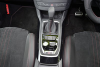 トランスミッションはトルクコンバーター式の6段AT。シフトセレクターの手前右側にスポーツモード選択スイッチがある。