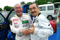 “EV冒険野郎”ことZEVEXの鈴木一史さん（右）と、、ZEVEXレーシングチーム監督の大津志伸さん。