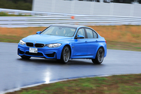 雨の袖ケ浦フォレストレースウェイでおっかなびっくり「BMW M3」の「駆けぬける歓び」を味わう。