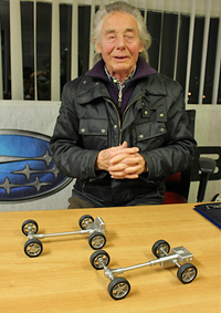 マージさんは、日本で製作された「シンメトリカルAWDの模型」をセールスに愛用している。手前が水平対向エンジンを搭載したスバル、奥が横置きエンジンを搭載した他車種のもの。