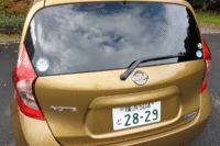 荷室の容量は5人乗車時で338リッター。後席を倒してさらに拡大できる。フロアの高さは2段階に調節可能だ。（画像をクリックするとシートの倒れるさまが見られます）