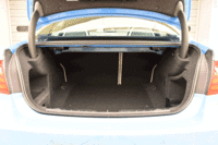 満乗車時のトランクルームの容量は、「M3セダン」（写真）が480リッターで、「M4クーペ」が445リッター。後席を前方に倒すことで、収納量を拡大できる。M3セダンのトランクリッドには、軽量なC-SMC（カーボンファイバーシートモールディング）材が用いられている。
	（写真をクリックするとシートの倒れるさまが見られます）