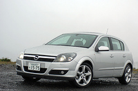 【スペック】2.0 Turbo Sport：全長×全幅×全高＝4255×1760×1470mm／ホイールベース＝2615mm／車重＝1300kg／駆動方式＝FF／2リッター直4DOHC16バルブターボ・インタークーラー付き（200ps/5000rpm、26.7kgm/4200rpm）／価格＝315.0万円（テスト車＝334万9500円／チルトアップ機構付電動パノラマガラスサンルーフ＝14万7000円／メタリックマイカ塗装＝5万2500円）