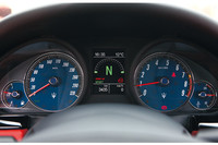 メーターパネルはシンプルな構成でとても見やすい。左から燃料計、速度計（320km/h）、中央のデジタル表示がシフトインジケーター、回転計（レッドゾーン7500rpm〜、7600rpmでレブリミッターが作動）、水温計の順に並ぶ。