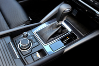 センターコンソールのデザインも一新され、すっきりとしたものに。