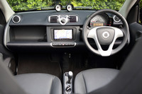 ターボモデルにはパドルシフト付きの本革巻きスポークスポーツステアリングやコックピットクロック＆レブカウンターが標準装備される。