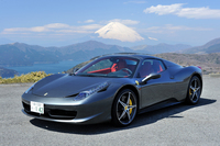 フェラーリ458スパイダー
    ボディーサイズ：全長×全幅×全高＝4527×1937×1211mm／ホイールベース：2650mm／車重：1430kg（乾燥重量。鍛造ホイールとレーシングシート装着時）／駆動方式：MR／エンジン：4.5リッターV8 DOHC 32バルブ／トランスミッション：7AT／最高出力：570ps/9000rpm／最大トルク：55.1kgm/6000rpm／タイヤ：（前）235/35ZR20 （後）295/35ZR20／価格：3150万円（消費税8％込み）
    