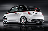 
	「アバルト500C」のリアビュー。ボディカラーはツートンカラーのブラック／ホワイト。他にソリッドのグレー、スペシャルソリッドのホワイトとレッドが設定される。