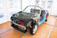 D-Frameと呼ばれる新型「コペン」のボディー構造。同車はボディーの外板に樹脂パネルを使用するため、フレームだけで剛性を確保しなければならないのだ。