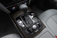 シフトレバー周辺には、各種操作スイッチが置かれる。右側にあるタッチパッドを使えば、文字の手書き入力などができる。