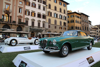 会期中に市内シニョリーア広場で催された「イタリアの自動車デザイン」。手前はヴィニャーレによる1953年「ランチア・アウレリア」、奥は、2014年5月のヴィラ・デステ・コンクールで「コッパ・ドーロ」を受賞した、1931年「アルファ・ロメオ6C 1750 GSザガート／アプリーレ」。
