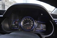 メーター部を見る。中央に速度計を置き、外周がブルーに光るようになっている。エンジン回転は写真のように、右端に表示させることができる。