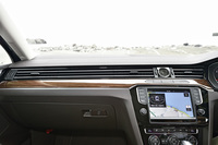 ダッシュボードを横断する“エアコングリル”を見る。助手席側は左右が吹き出し口になっており、中心部はダミーである。