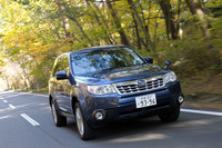 エクステリアの手直しも、フロントグリルの格子やアルミホイールのデザイン程度とごくわずかである。