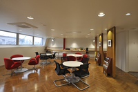 2階にはしゃれた応接スペースが用意されている。