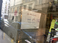 「売り出し 10月4日まで」の貼り紙。