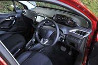 小径ステアリングホイールと、その上方に設置されたメータークラスターがユニークなコックピットを形成する。ステアリングの操舵（そうだ）感はクイックだ。