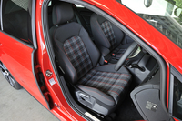 シート表皮は、標準がGTI伝統のタータンチェック柄ファブリックとなる。このほかオプションでレザーも用意される。
    