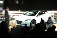 2007年の東京モーターショーで。大勢のメディアに囲まれる福井社長と「CR-Z」。