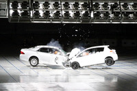 「クラッシュテスト」で、55km/hで走行する「クラウン」と「ヴィッツ」が衝突した瞬間。この後ヴィッツは、はじき飛ばされた形で進行方向の反対側を向いてしまった。こうした「Car to Car」の衝突試験では、速度は最大140km/hまで、衝突する角度は0度から15度刻みで90度まで対応しているという。