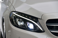 「C350eアバンギャルド」には、走行状況や天候に応じてヘッドライトの照射範囲や光量を自動調節する「LEDインテリジェントライトシステム」が搭載される。