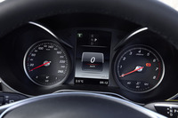 メーターは、オーソドックスな2眼タイプ。左が速度計で、右がエンジン回転計。中央には液晶のマルチインフォメーションディスプレイが置かれる。