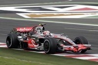 ペナルティづくしだったマクラーレンにあって、ヘイキ・コバライネンの表彰台は最後の夢。終盤、3位のトゥルーリを追いかけ、最終周ではホイールを接触させるほどの激しい接戦を繰り広げたが、オーバーテイクならず。（写真＝Mercedes Benz）