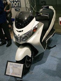 こちらはスズキのスクーター「スカイウェブ250タイプS」（59万7450円）