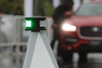 コーン上部には、ライトがセットされており、青と緑に点灯する。