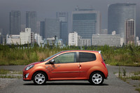 トゥインゴのボディは3ドアのみ。ドア前半のステッカーはオプションとなる。