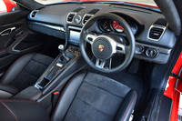インテリアは「911」や「カイエン」などの「GTS」モデルと同じく、レザーとアルカンターラの組み合わせとなる。
    