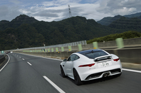 高速道路を行く「Fタイプ クーペ」。センター出しのマフラーエンドはV6モデルの特徴。V8モデル「Fタイプ R クーペ」では左右両端に振り分けられる。