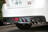 リアバンパーは、シャープなコーナーエッジやディフューザー形状の採用などにより、空力性能を向上。マフラーは左右4本出しのツインデュアルタイプとなる。