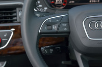 計器盤の表示を変更するスイッチ類は、ステアリングホイールのスポーク部に集約されている。