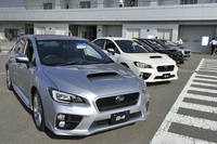 試乗会場に並べられた「WRX S4」。動力性能だけでなく、環境性能や安全性能、上質な乗り心地なども重視した、新型のスポーツセダンである。