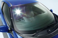 フロントウィンドウのガラスは、赤外線と紫外線カットの機能付き。
    