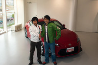 トヨタマーケティングジャパン マーケティングディレクター喜馬克治氏（写真左）とピストン西沢氏（写真右）