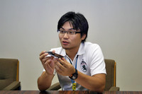 操安性能開発グループの梅津大輔氏。まだ30歳そこそこの若手エンジニアながら、「ロードスターはかくあるべき」という強い信念を持っている。プライベートでも、二輪も四輪も大好きという。（写真＝webCG）