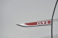 フロントホイールアーチの後ろ側に張られたGTIバッジは同モデル初の試み。
    