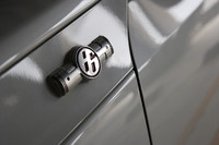 フロントフェンダーに貼られる、ボクサーエンジンを図案化したエンブレム。