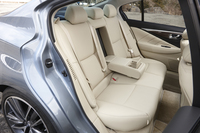 こちらはリアシート。トランクスルー機構は持たないものの、中央席の背もたれ部分にはアームレストが備わる。
    